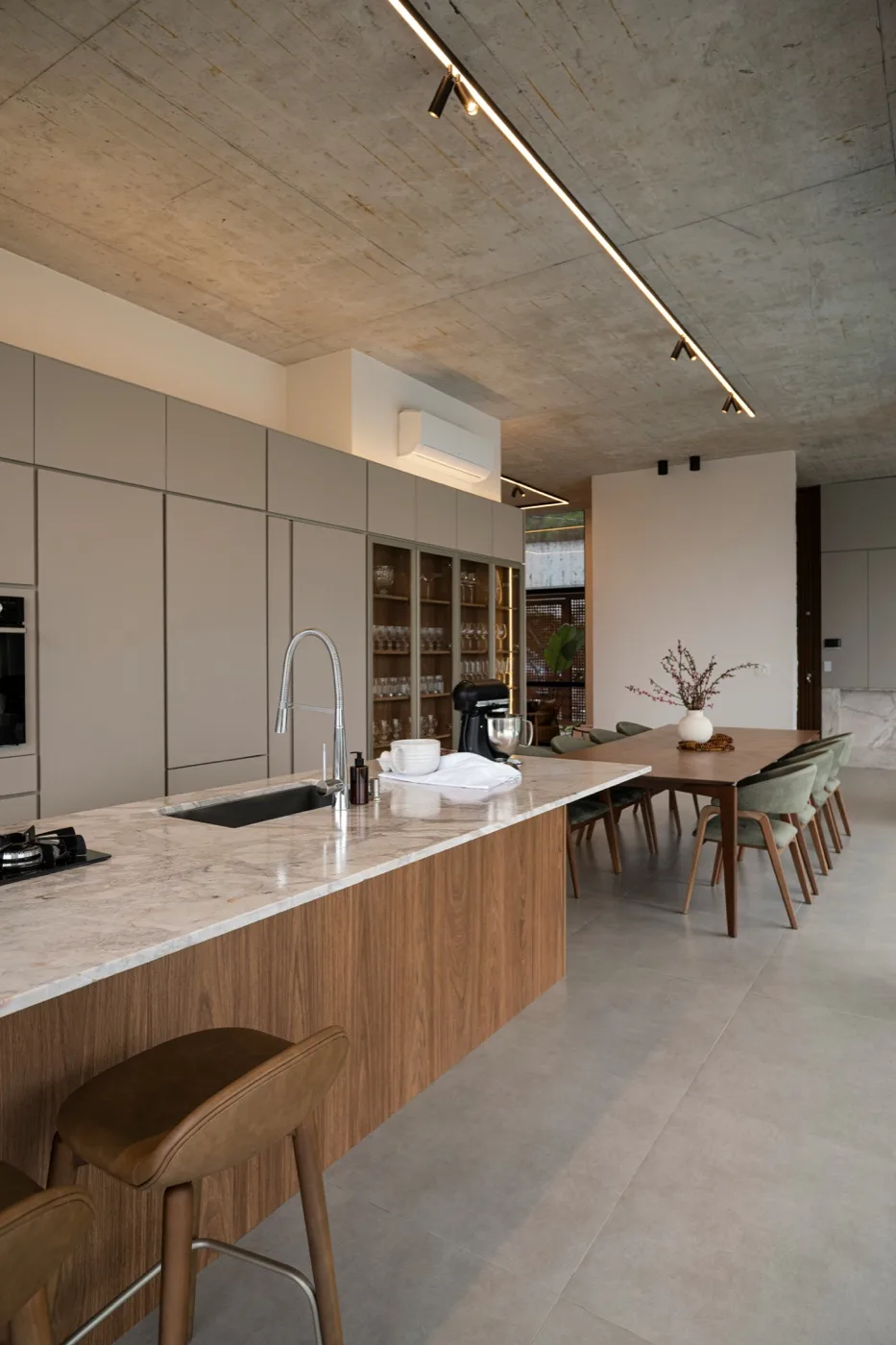 Luxusküche in Grau mit Holz