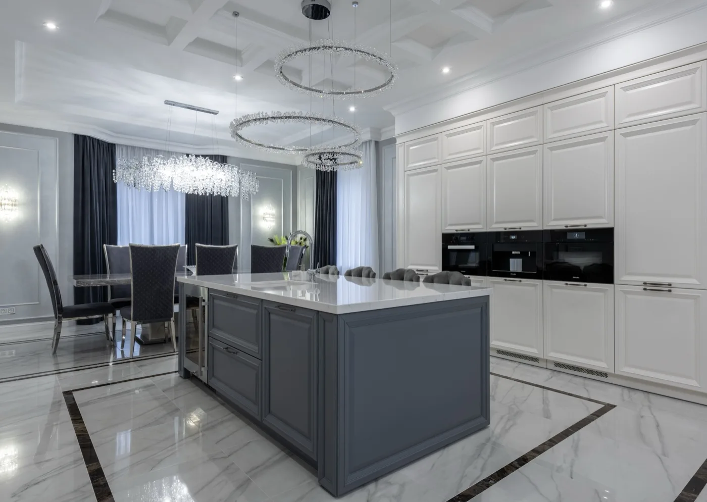 Luxusküche in Grau und Weiß mit Kochinsel und Einbauschrank