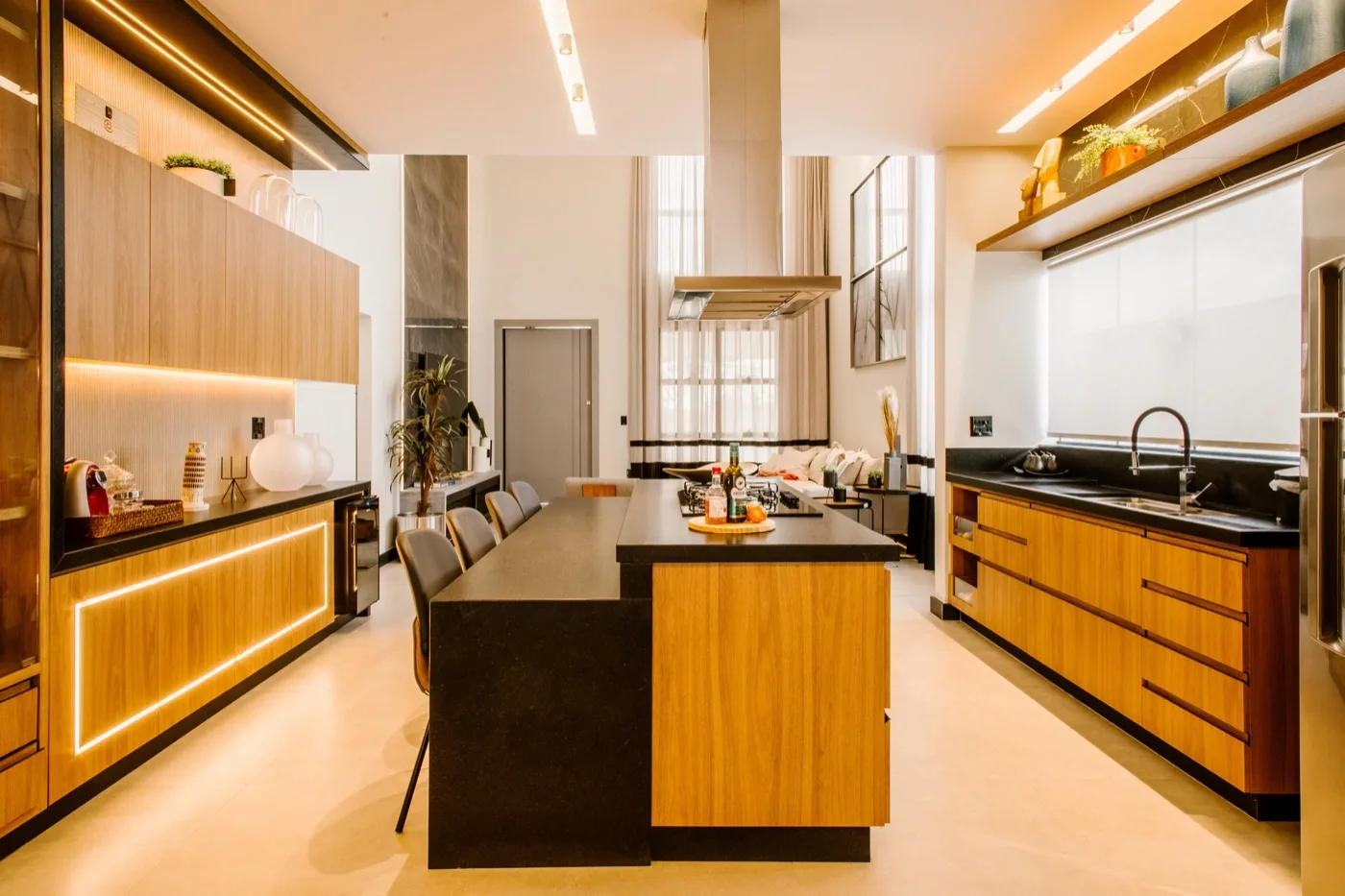 Luxusküche in Schwarz mit Holz