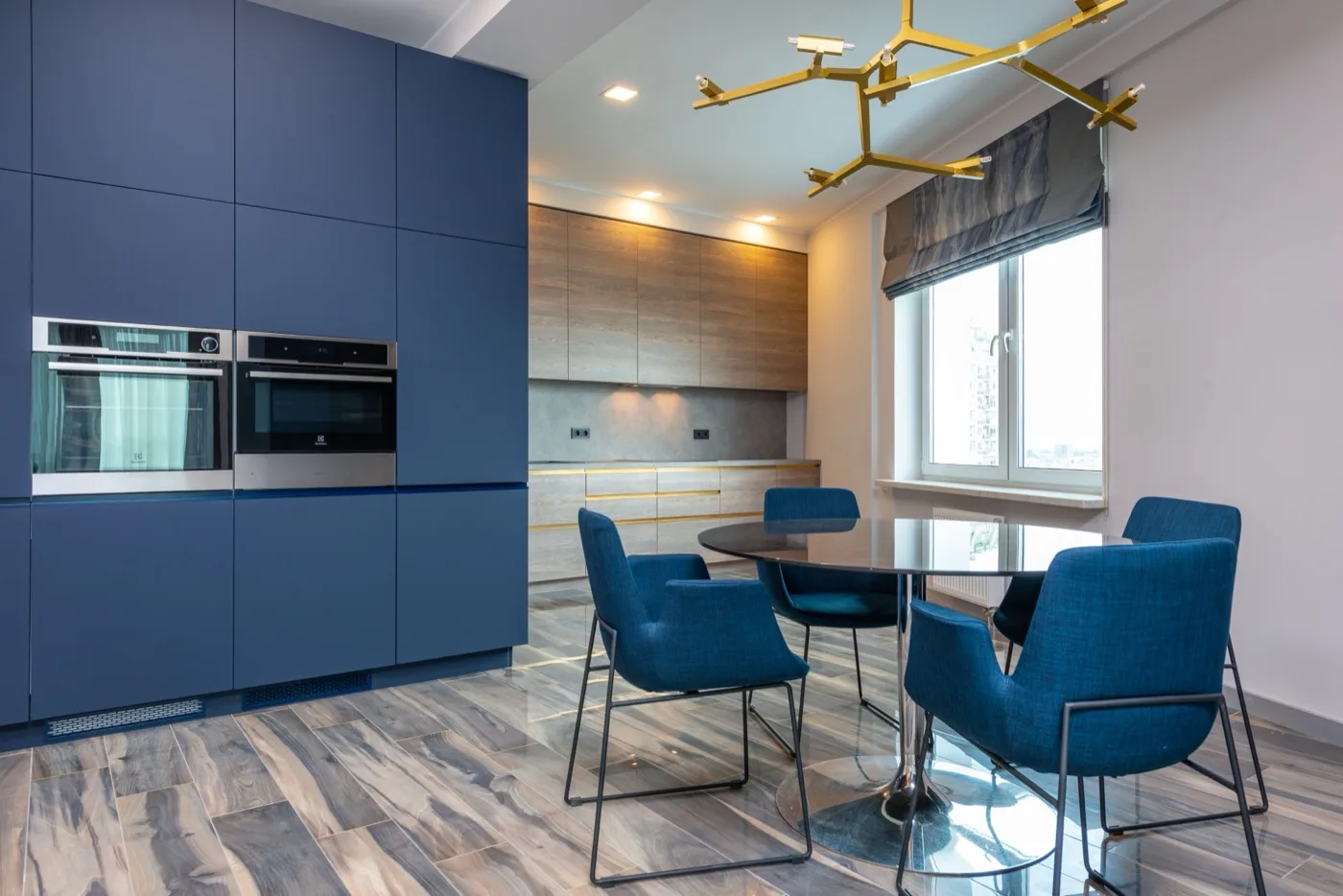Moderne Küche in Blau mit dunklen Tönen