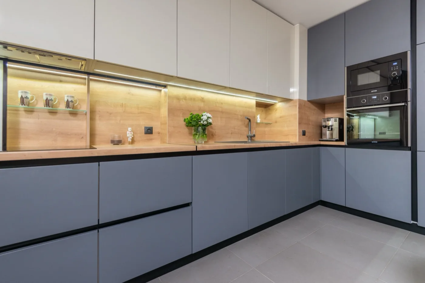Moderne Küche in Grau mit Holz