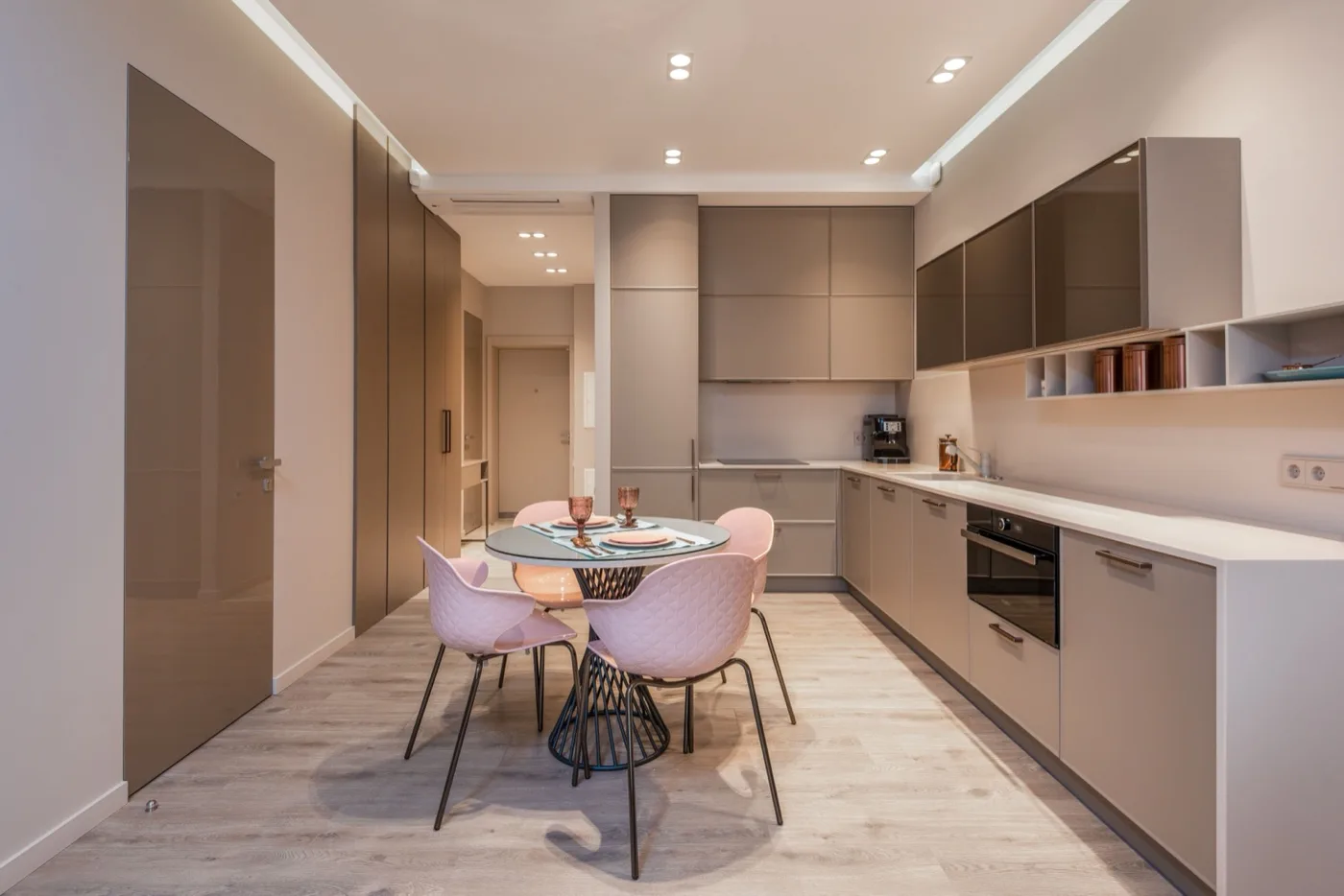 Moderne Küche in Grau und Rosa