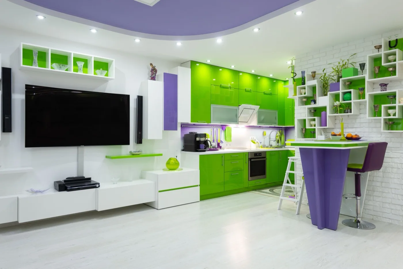 Moderne Küche in Lila und Grün