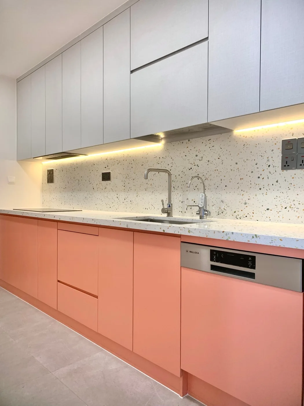 Moderne Küche in Pfirsich