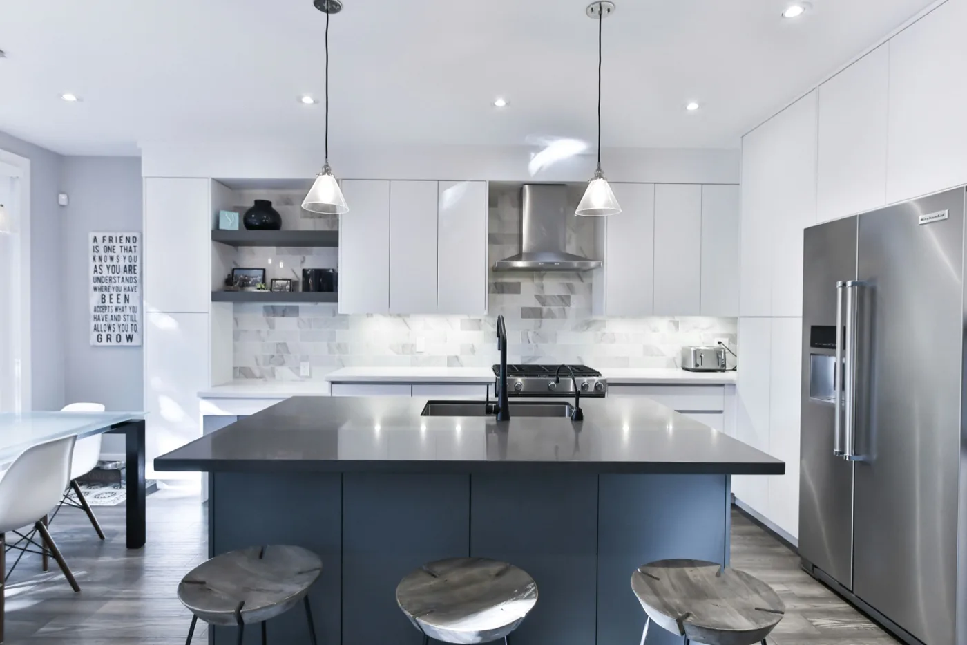 Moderne Küche in Weiß und Blau
