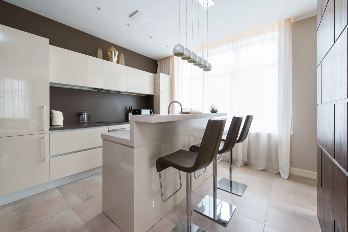 Moderne Küche in Weiß und Braun