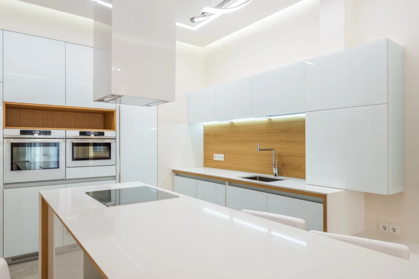 Moderne Küche in Weiß mit Holz