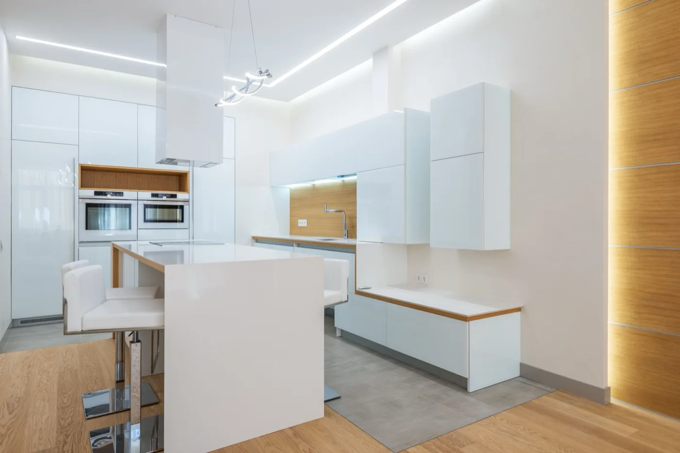 Moderne Küche in Weiß mit Holz