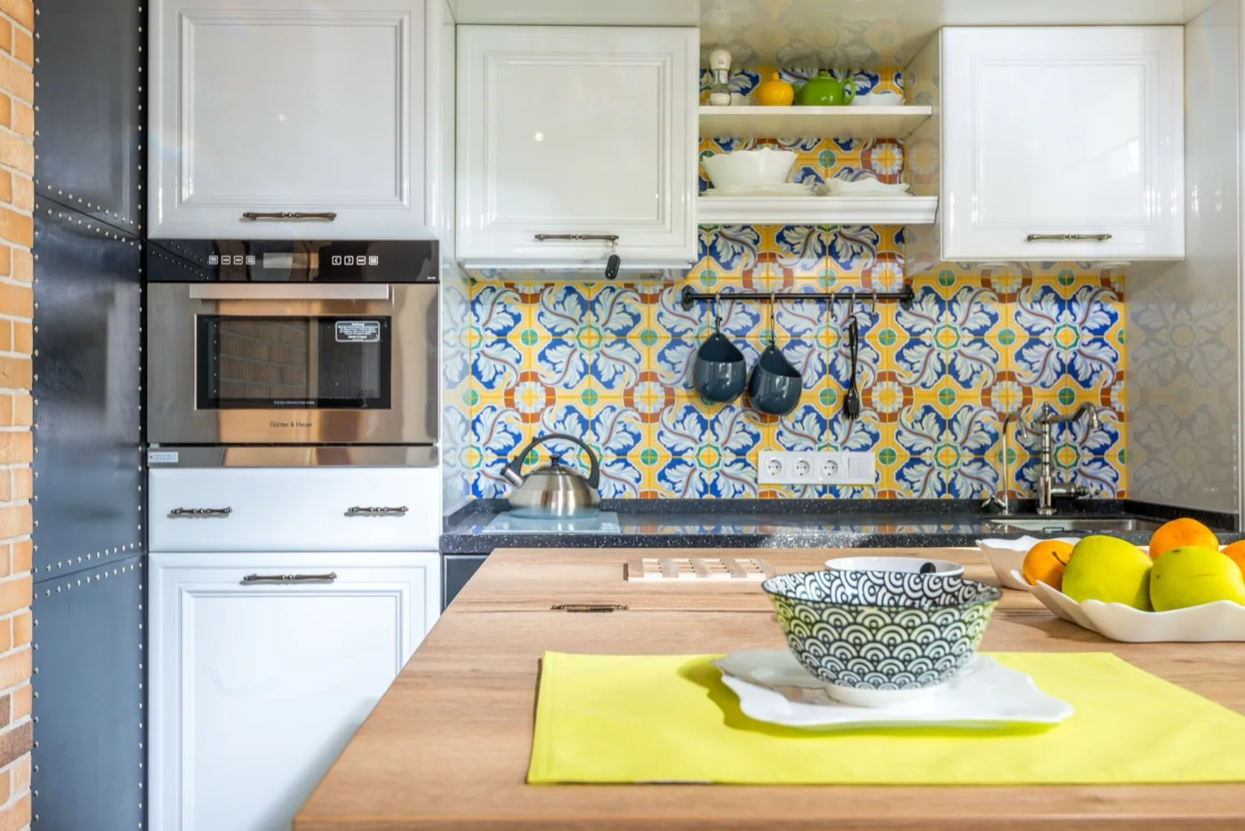 Skandinavische Küche mit Mosaikfliesen