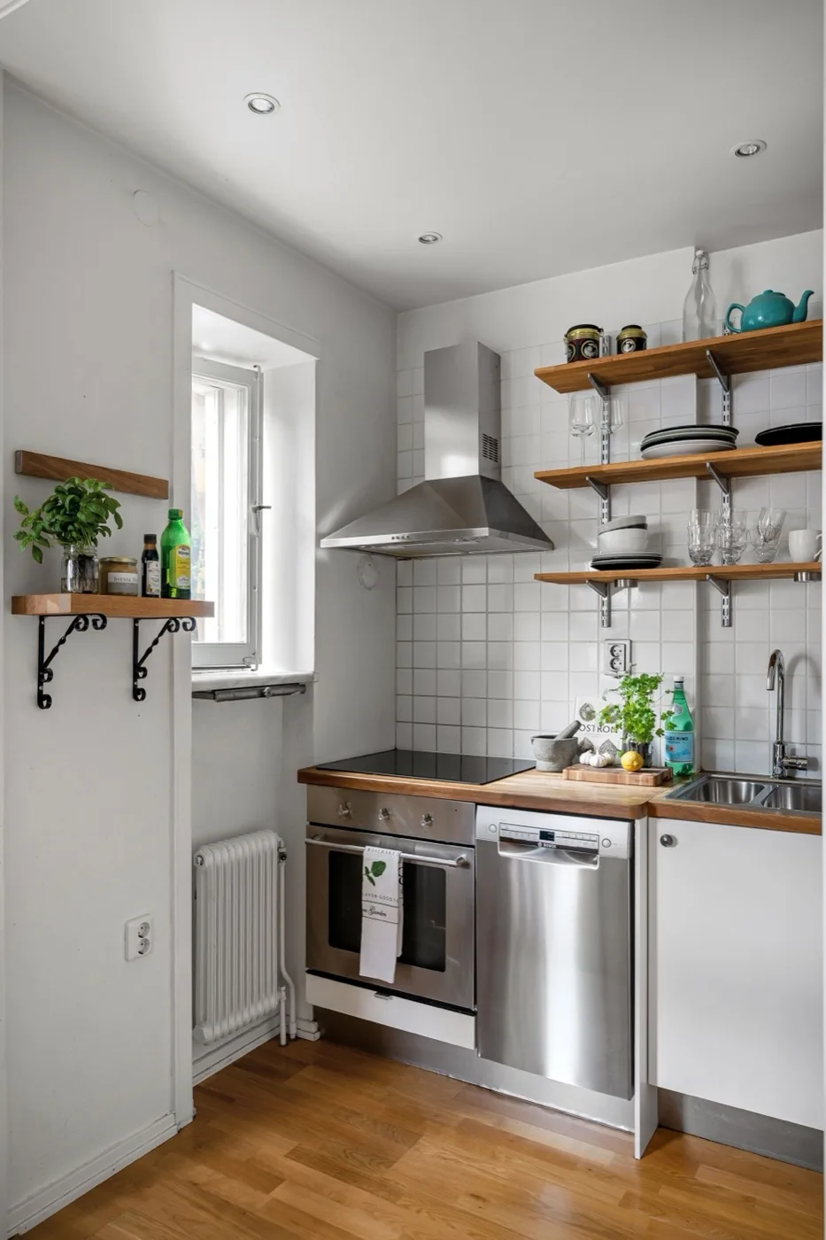 Skandinavische Küche in Weiß mit Holz